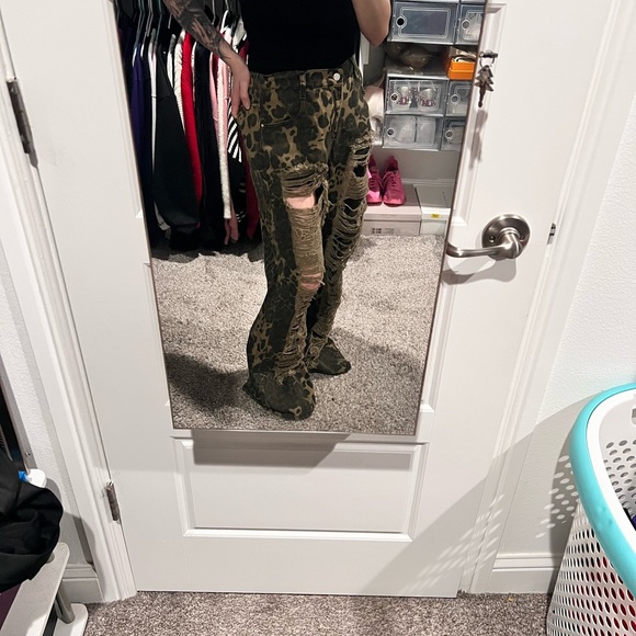 Distressed Green Camo Pants - Picture 4 of 15